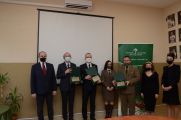 Wyróżnieni i nagrodzeni "Filantrop Roku" i "Firma Roku" wraz z przedstawicielami Powiatu Otwockiego i WSGE, 