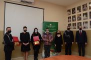 Wyróżnieni i nagrodzeni w kategorii "Aktywny NGO" wraz z przedstawicielami Powiatu Otwockiego i WSGE, 