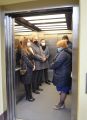 Inauguracyjny przejazd windą przedstawicieli władz powiatu i dyrekcji szpitala., 