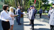 Samorząd Powiatu Otwockiego wyróżnił 12 policjantów. Wyróżnionym dyplomy wręczył Starosta Otwocki., 